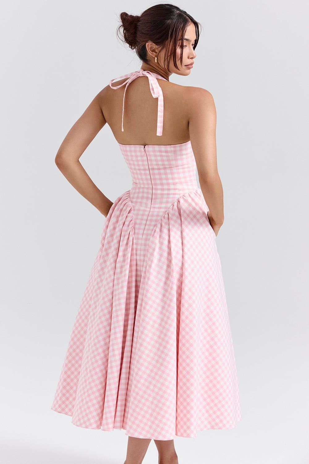 Well Tailored Dress with a Graceful Silhouette