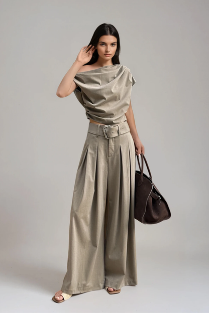 Effortlessly Elegant Pants with a Timeless Design