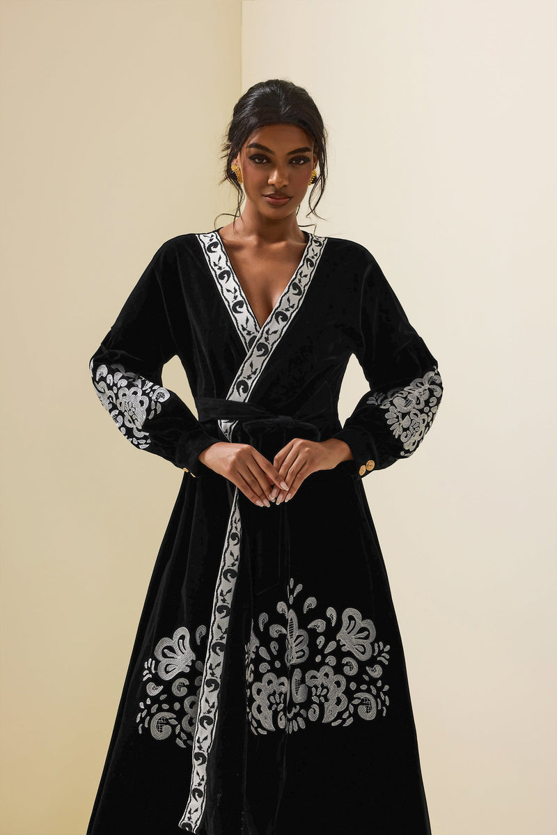 Beautifully Finished Dress in a Timeless Design
