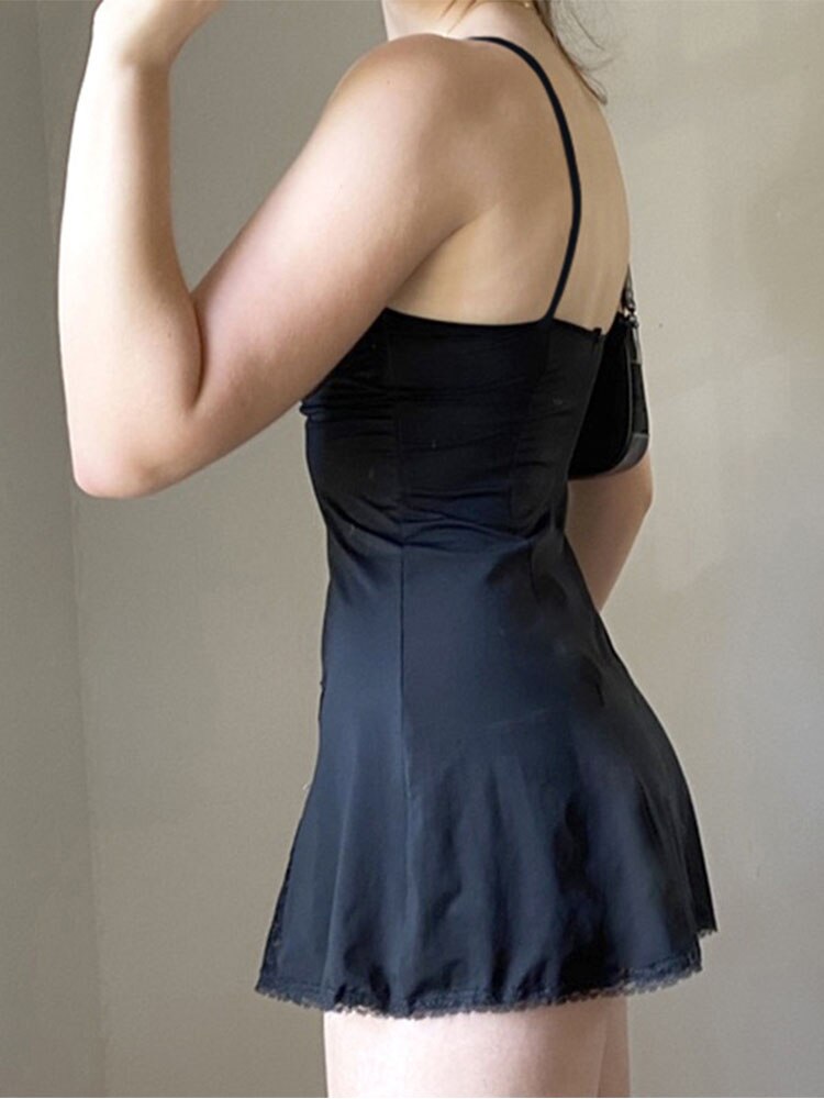 Effortlessly Elegant Dress with a Timeless Design