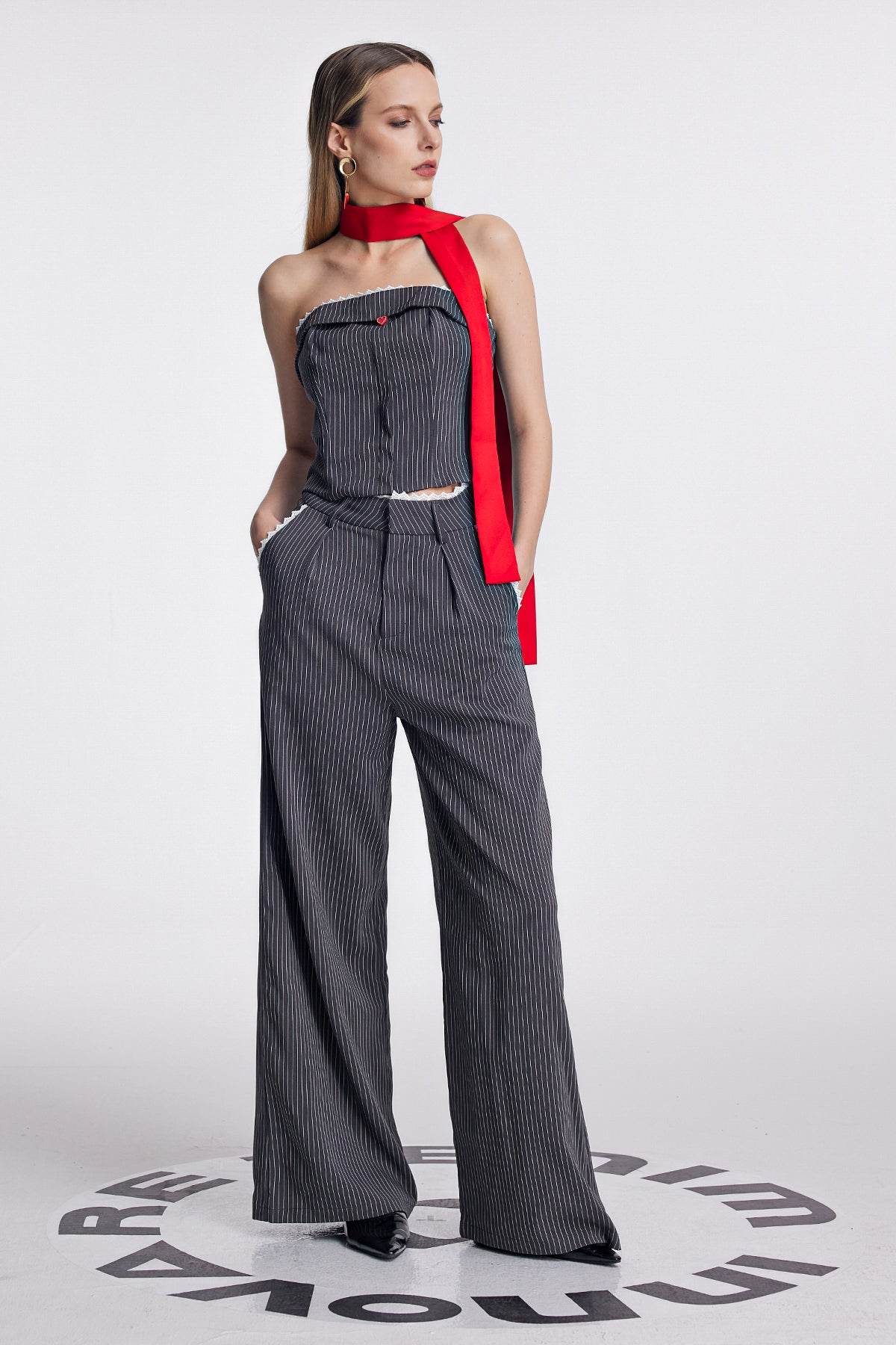 Effortlessly Elegant Pants with a Timeless Design