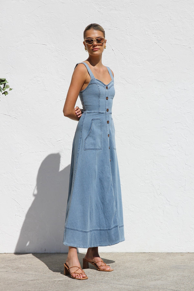 Effortlessly Elegant Dress with a Timeless Design