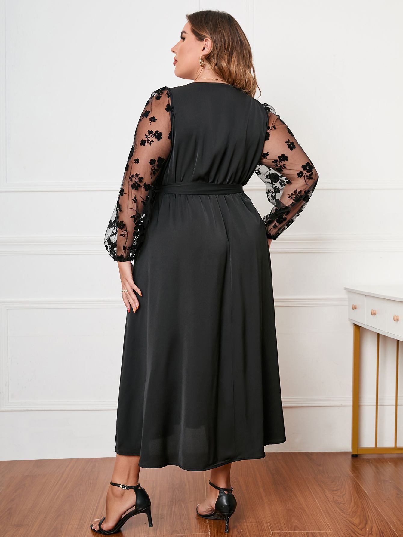 Well Tailored Dress with a Graceful Silhouette