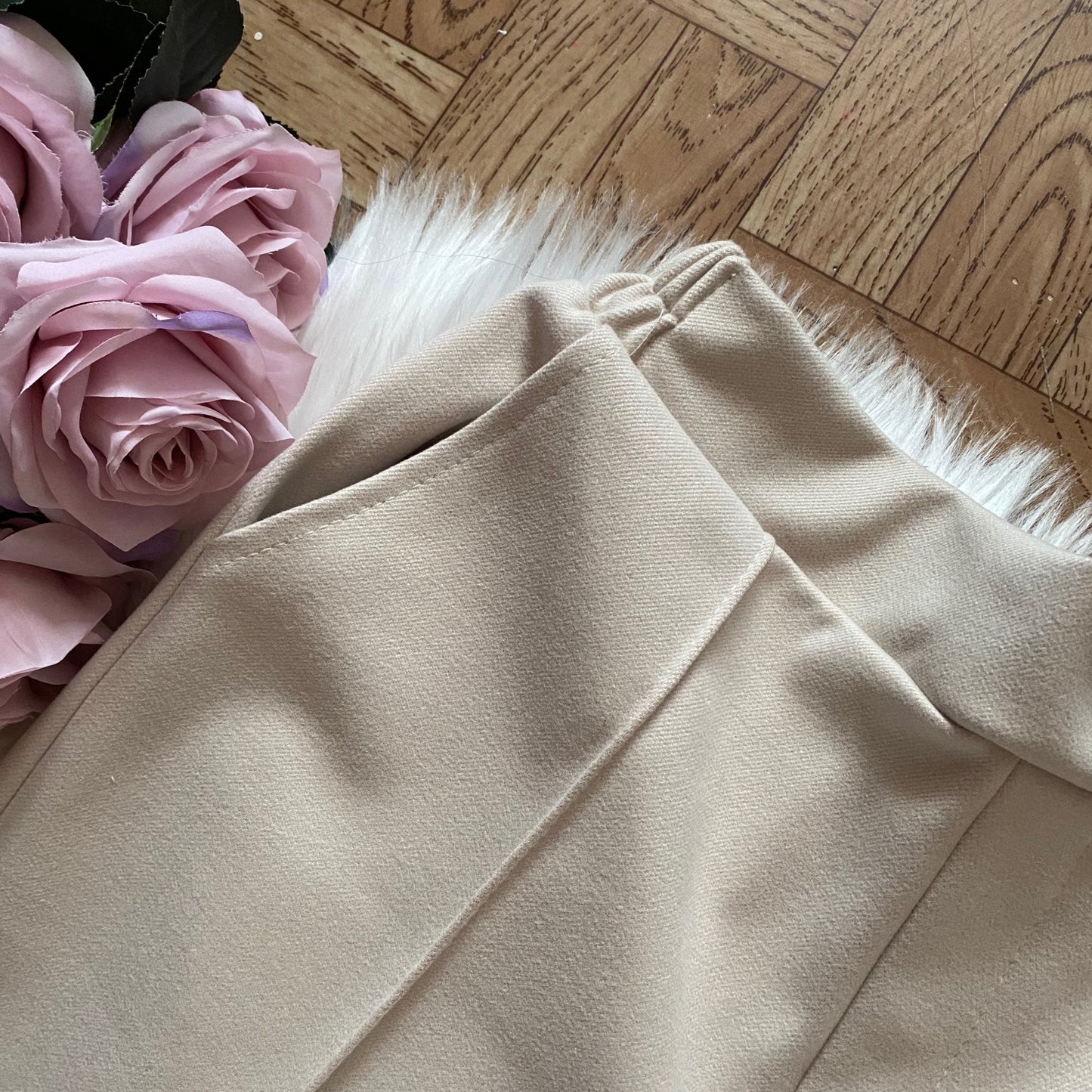 Effortlessly Elegant Pants with a Timeless Design