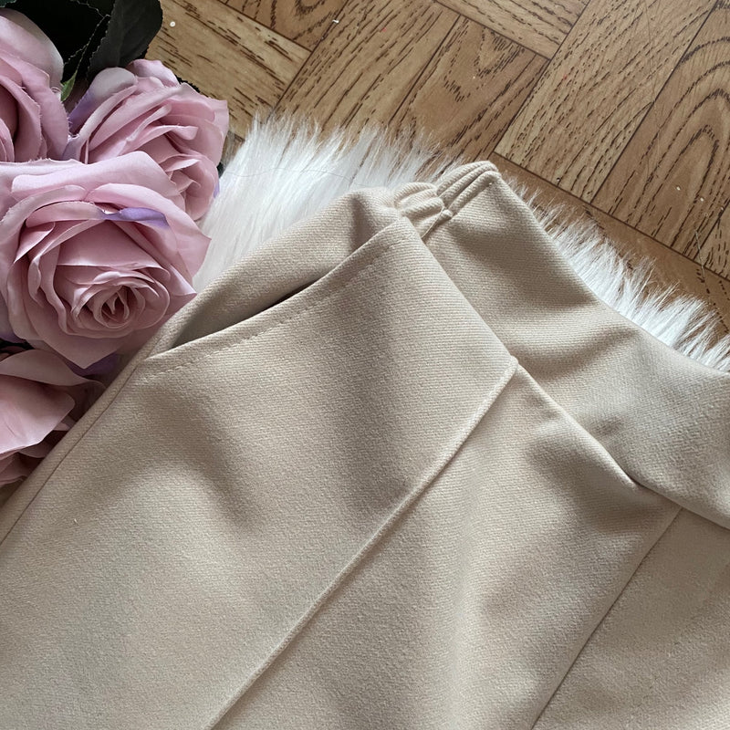Effortlessly Elegant Pants with a Timeless Design