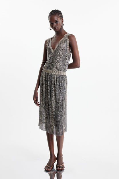 Effortlessly Elegant Dress with a Timeless Design