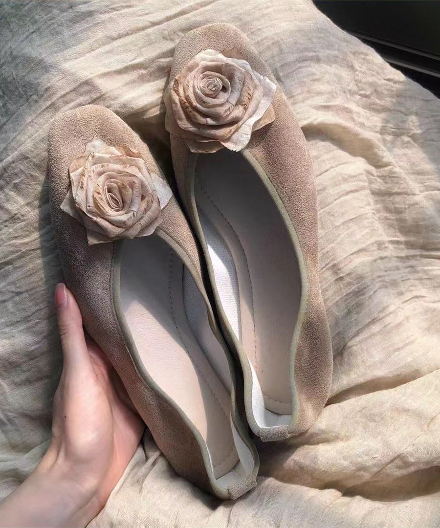 Effortlessly Elegant Shoes with a Timeless Design