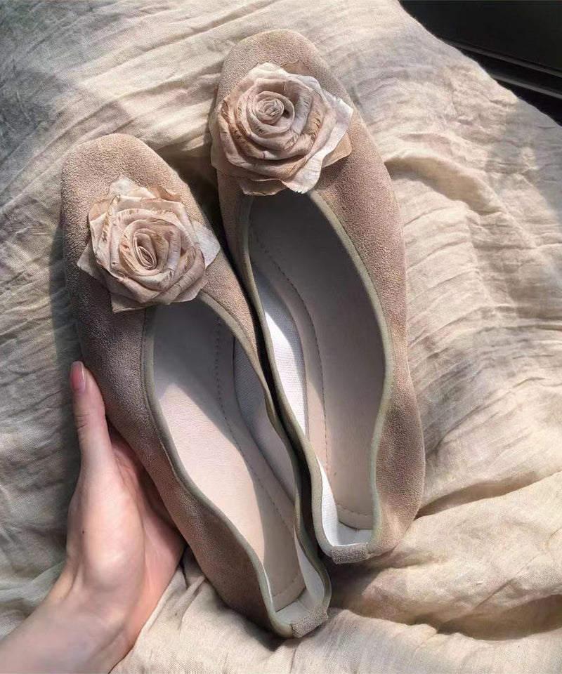 Effortlessly Elegant Shoes with a Timeless Design