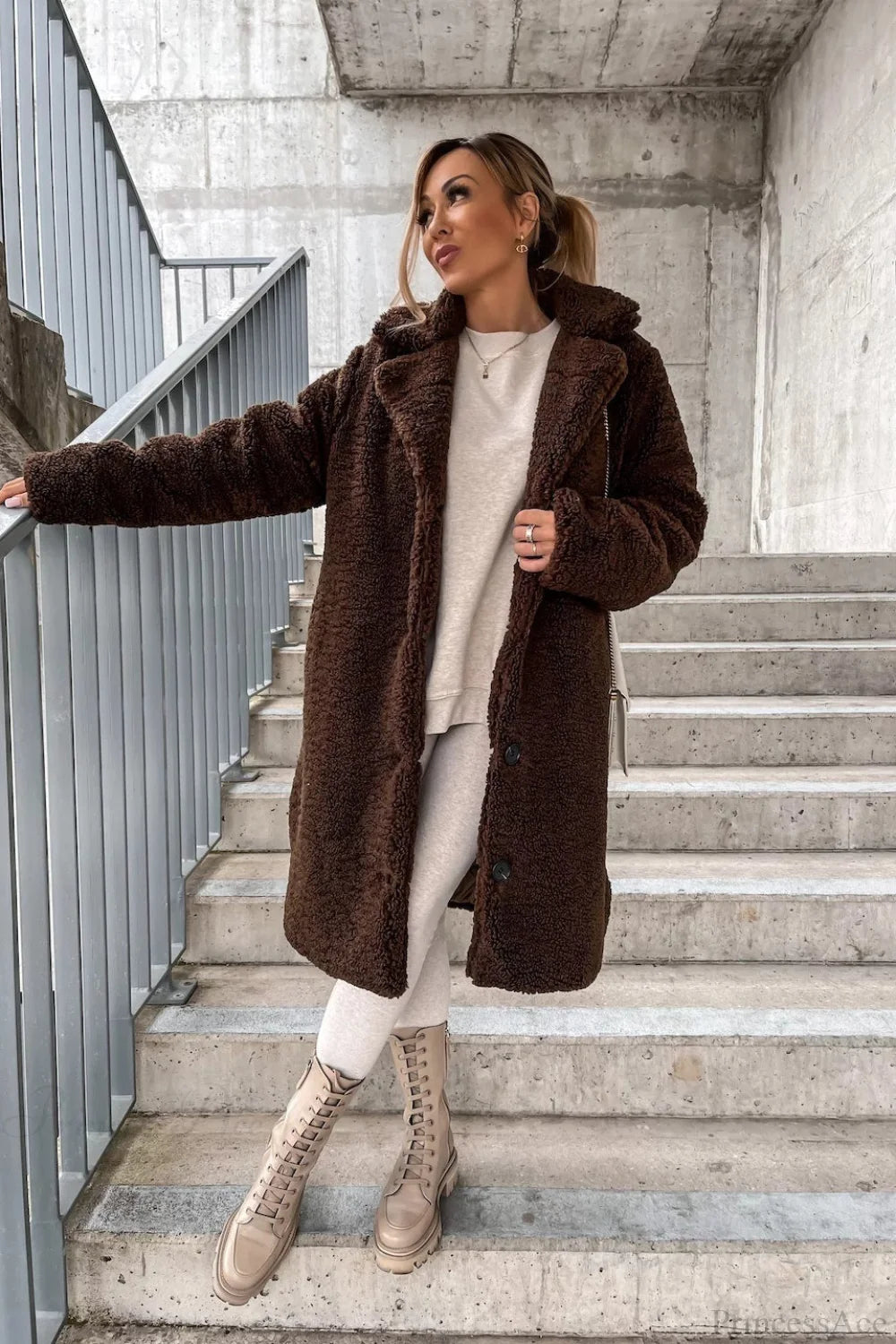 Beautifully Finished Coat in a Timeless Design
