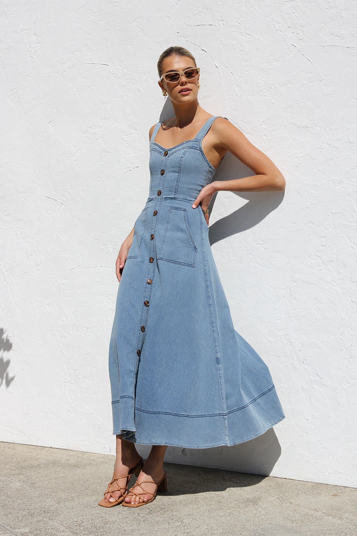 Effortlessly Elegant Dress with a Timeless Design