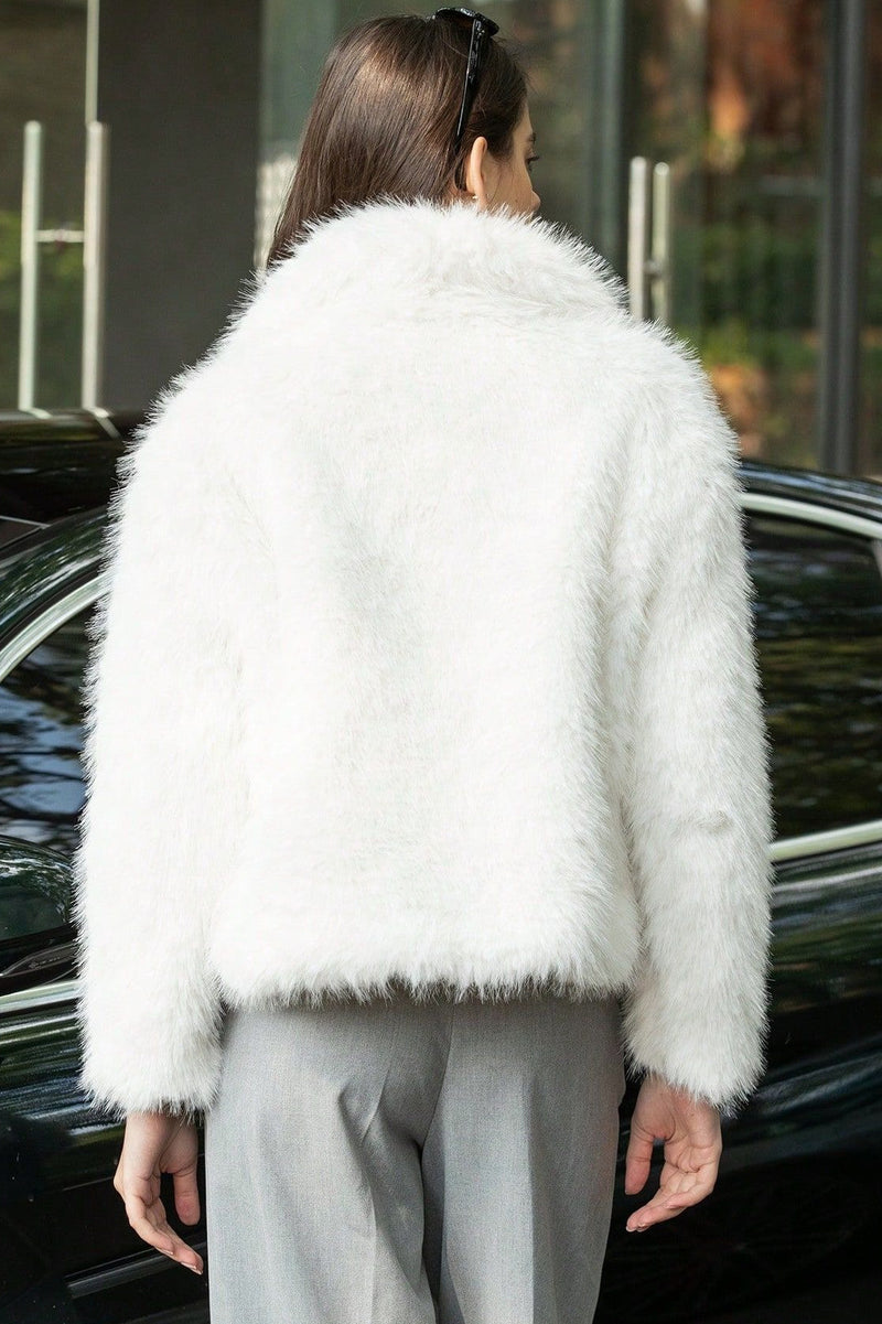 Well Tailored Coat with a Graceful Silhouette