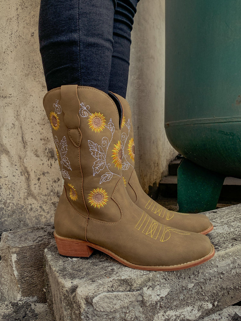 Elegantly Styled Boots for Everyday Wear
