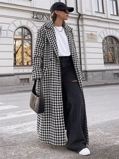 Well Tailored Coat with a Graceful Silhouette