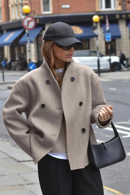 Effortlessly Elegant Jacket with a Timeless Design