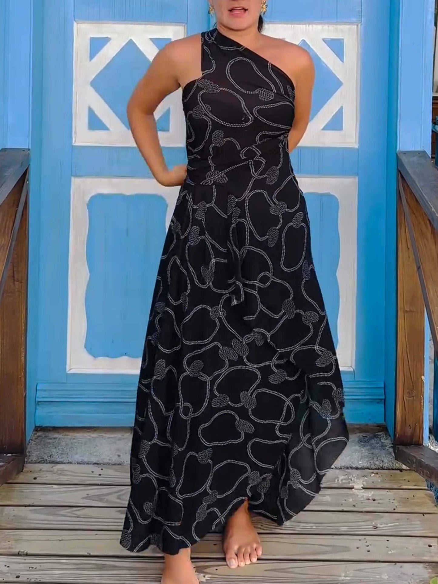 Beautifully Finished Dress in a Timeless Design