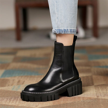 Effortlessly Elegant Boots with a Timeless Design