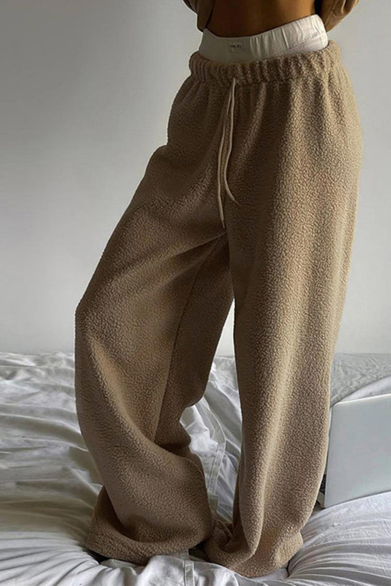 Effortlessly Elegant Pants with a Timeless Design