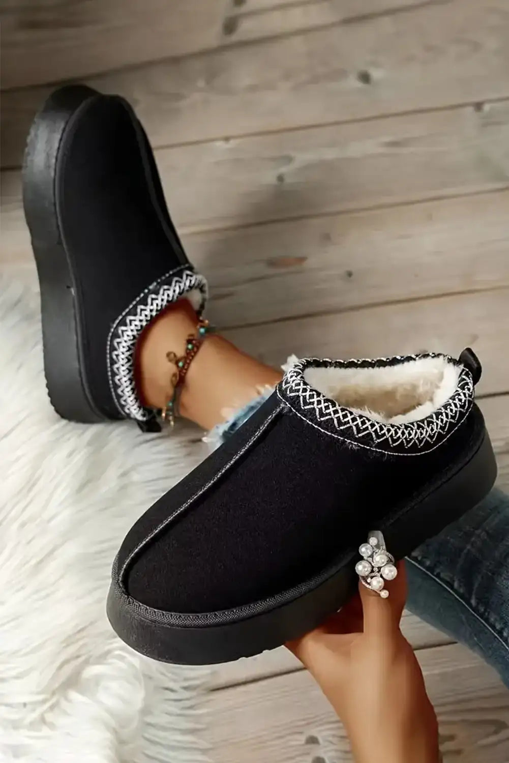 Effortlessly Elegant Boots with a Timeless Design