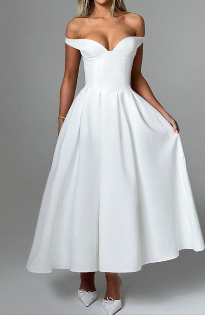 Gracefully Styled Dress for Any Occasion