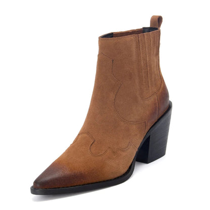 Beautifully Finished Boots in a Timeless Design