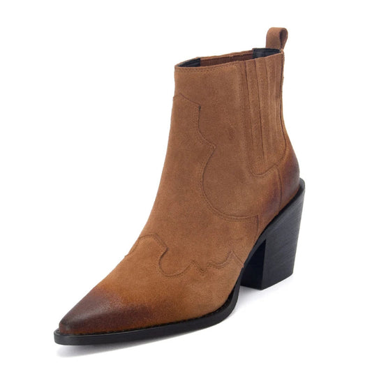 Beautifully Finished Boots in a Timeless Design