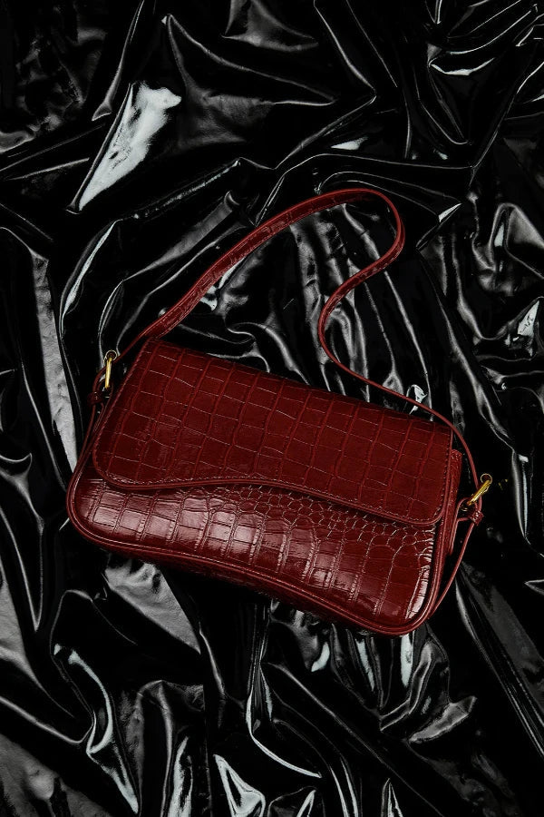 Well Tailored Bag with a Graceful Silhouette