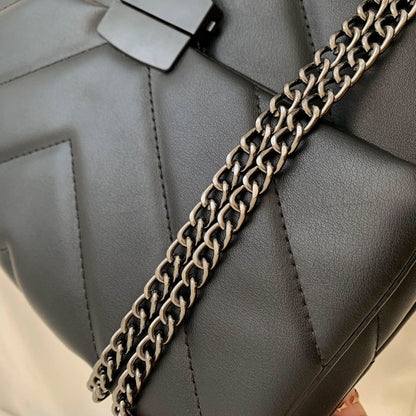 Polished Bag with an Effortless Classic Look