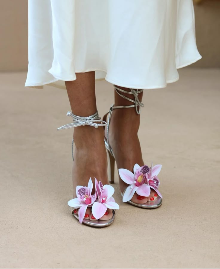 Well Tailored Sandals with a Graceful Silhouette