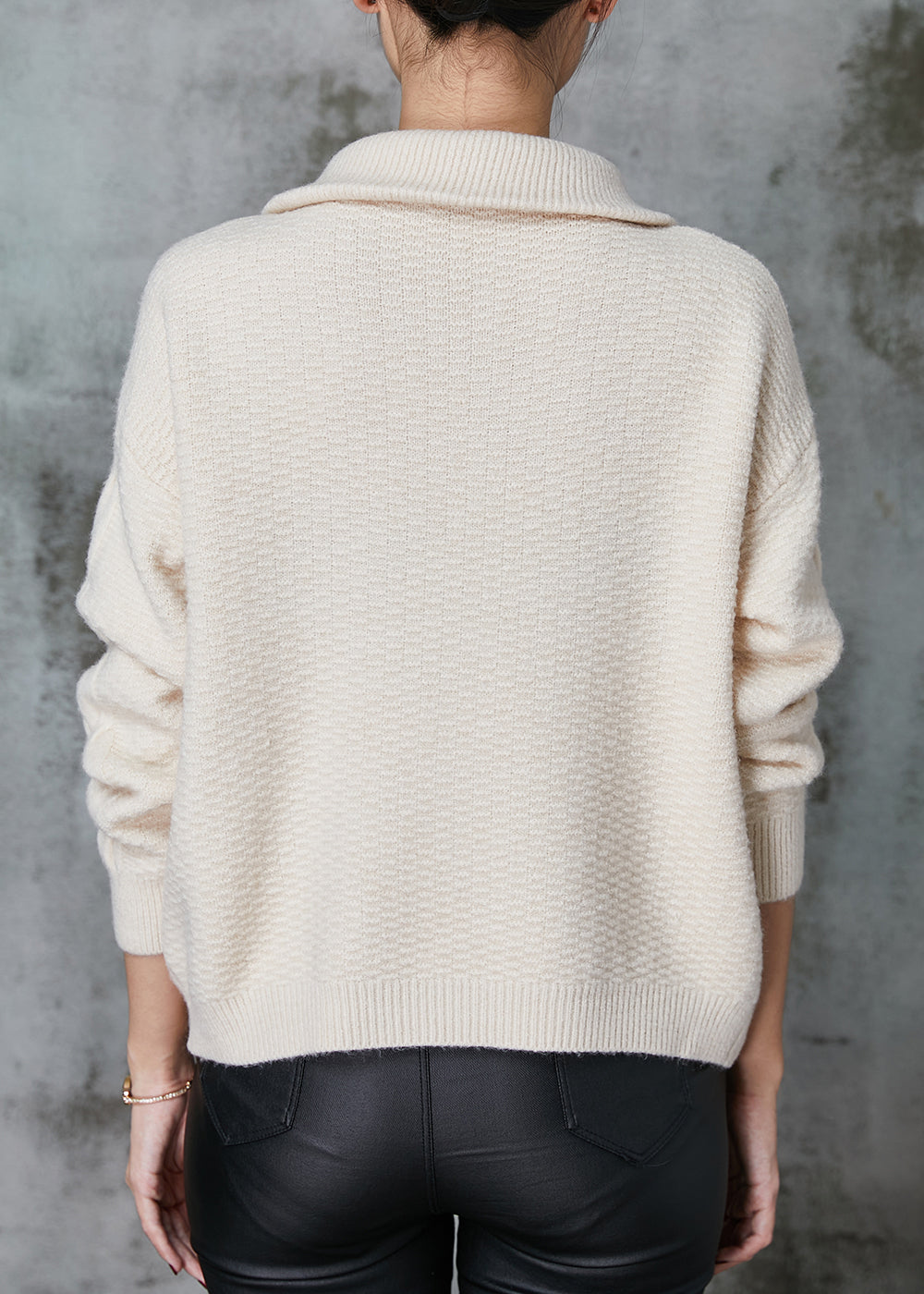 Well Tailored Sweater with a Graceful Silhouette