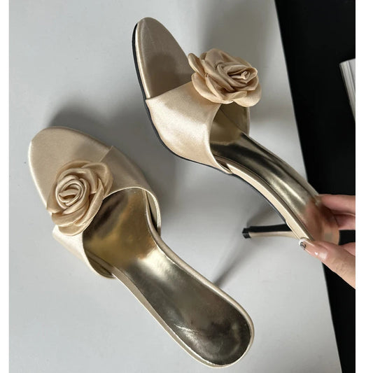 Effortlessly Elegant Heels with a Timeless Design