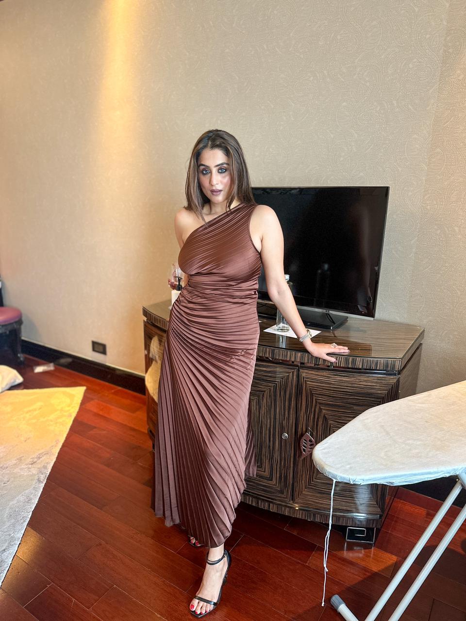 Well Tailored Dress with a Graceful Silhouette