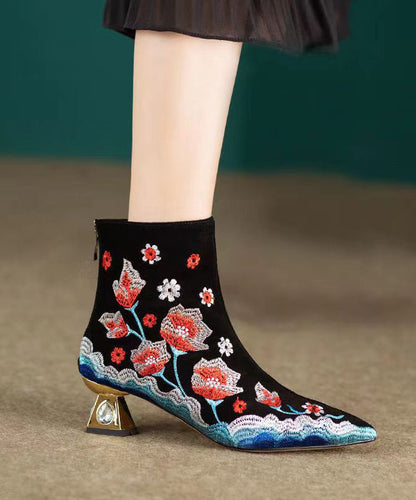 Effortlessly Elegant Boots with a Timeless Design