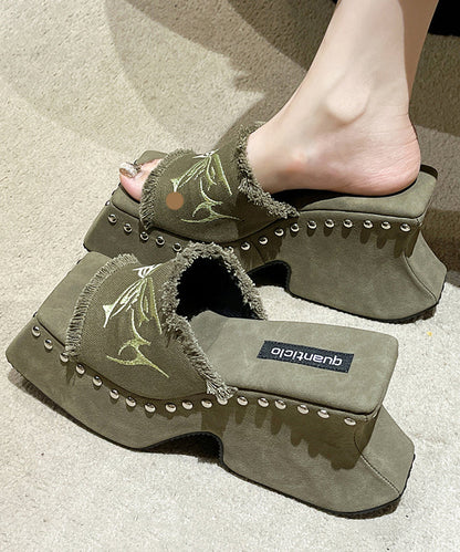 Well Tailored Sandals with a Graceful Silhouette