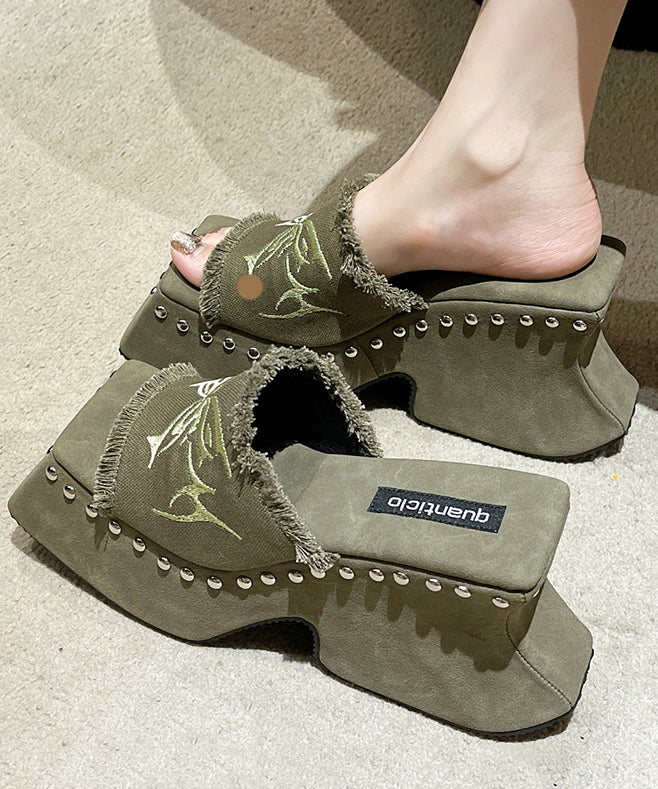 Well Tailored Sandals with a Graceful Silhouette