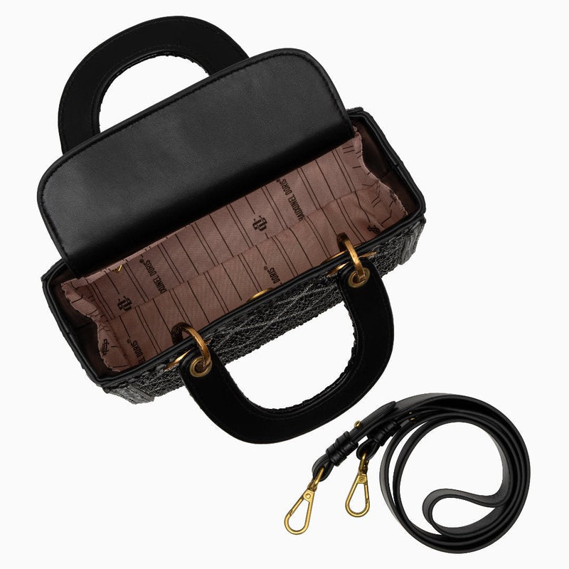 Gracefully Styled Bag for Any Occasion