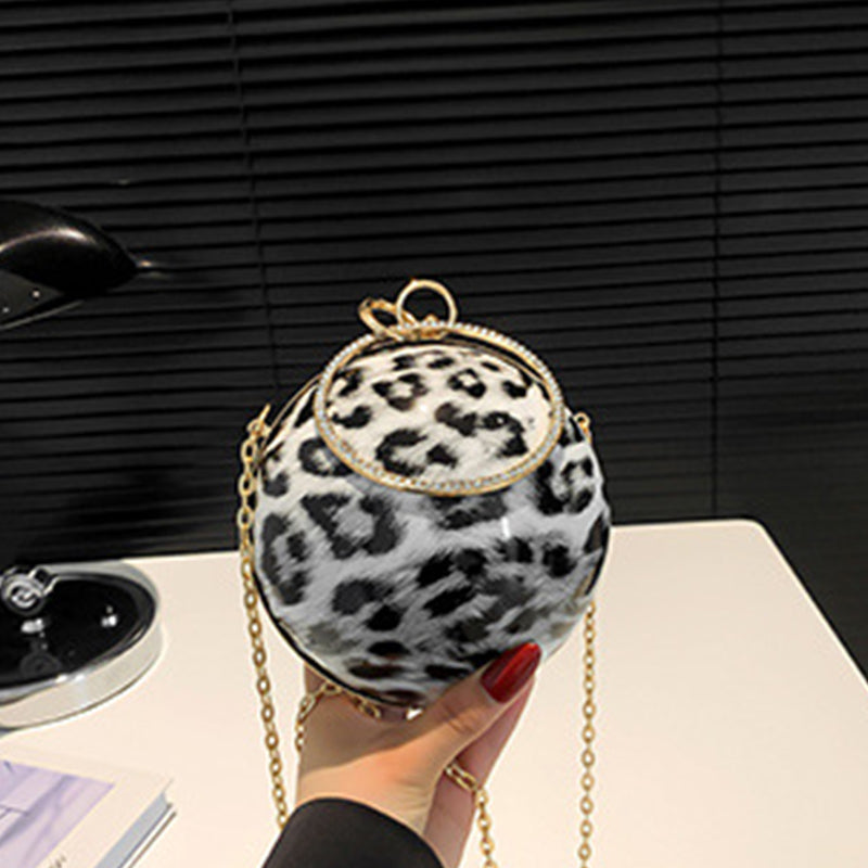 Gracefully Styled Bag for Any Occasion
