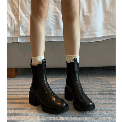 Effortlessly Elegant Boots with a Timeless Design