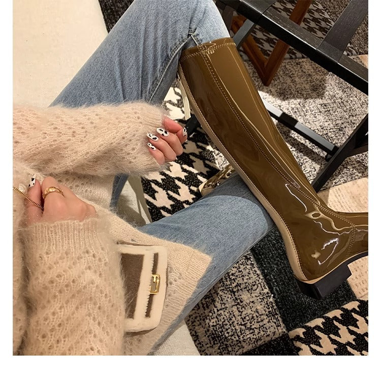 Effortlessly Elegant Boots with a Timeless Design