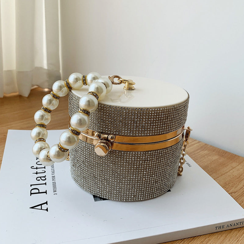 Well Tailored Bag with a Graceful Silhouette