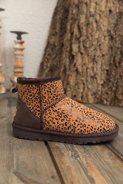 Effortlessly Elegant Boots with a Timeless Design