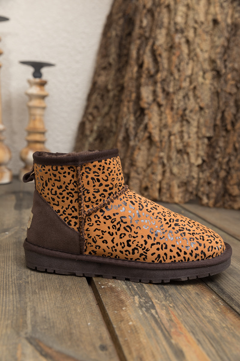 Effortlessly Elegant Boots with a Timeless Design