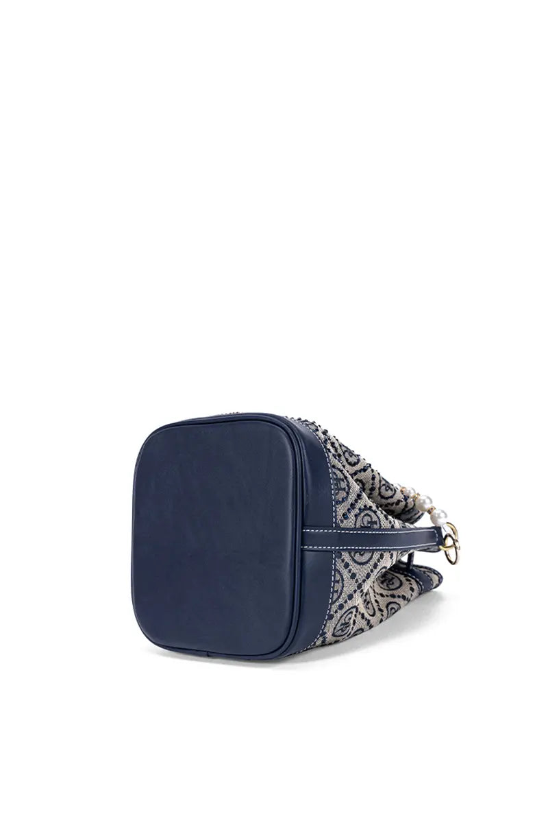 Beautifully Finished Bag in a Timeless Design