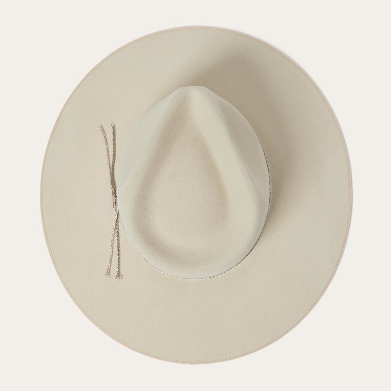 Well Tailored Garment with a Graceful Silhouette