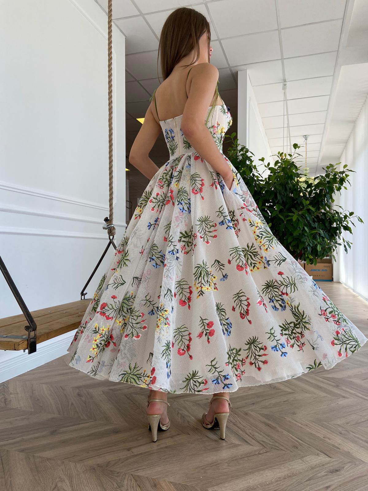 Well Tailored Dress with a Graceful Silhouette
