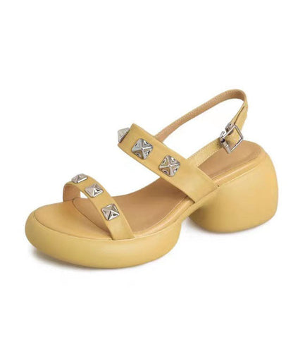 Well Tailored Sandals with a Graceful Silhouette