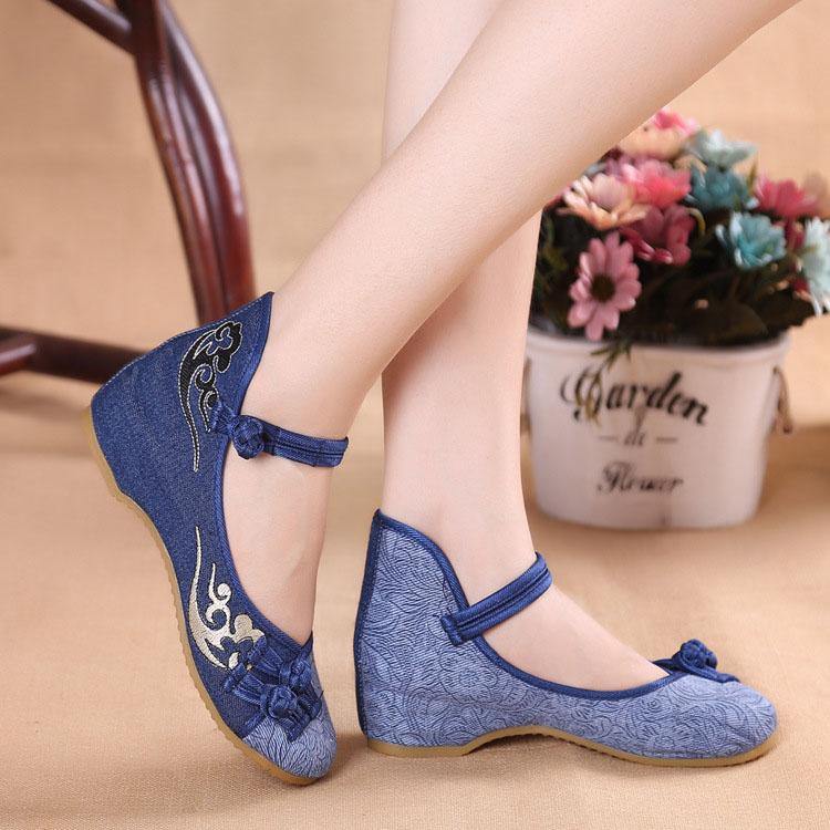 Well Tailored Heels with a Graceful Silhouette