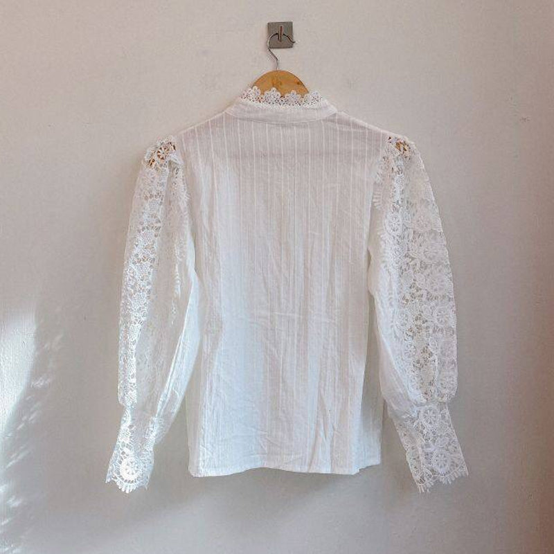 Effortlessly Elegant Blouse with a Timeless Design