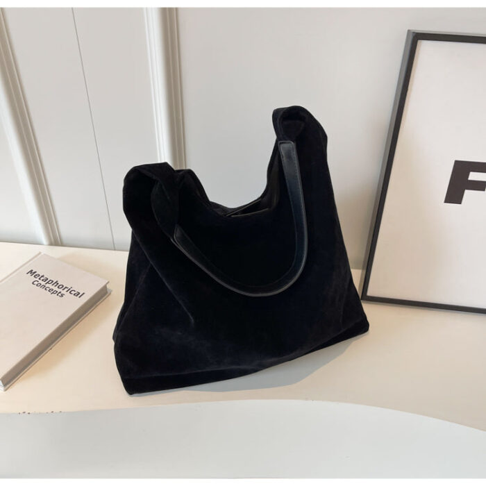 Well Tailored Bag with a Graceful Silhouette