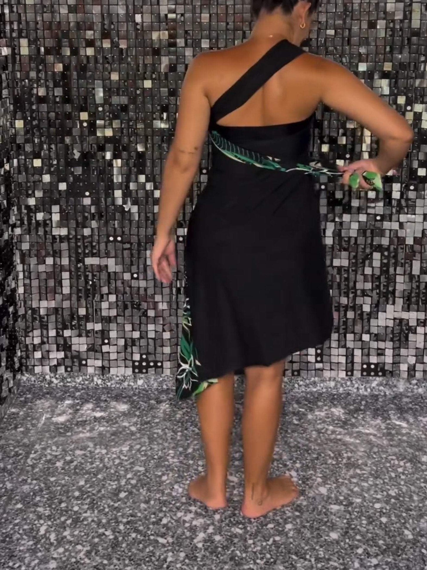 Beautifully Finished Dress in a Timeless Design