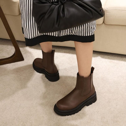 Well Tailored Boots with a Graceful Silhouette